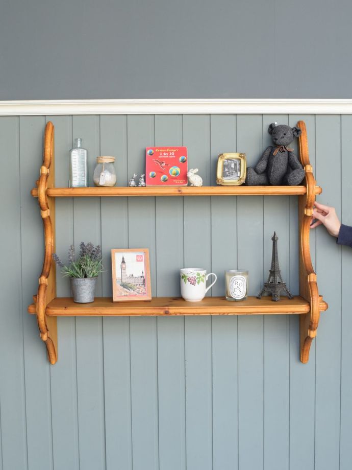 イギリスから届いたアンティークの壁付け棚、ナチュラルスタイルの2段