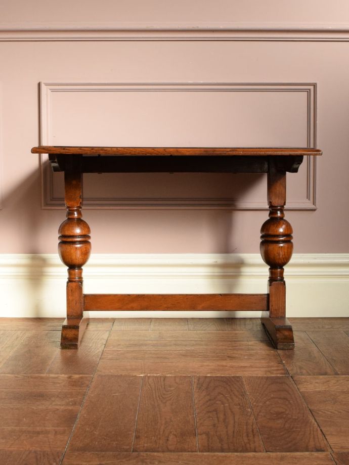 コーヒーテーブルの後ろ姿