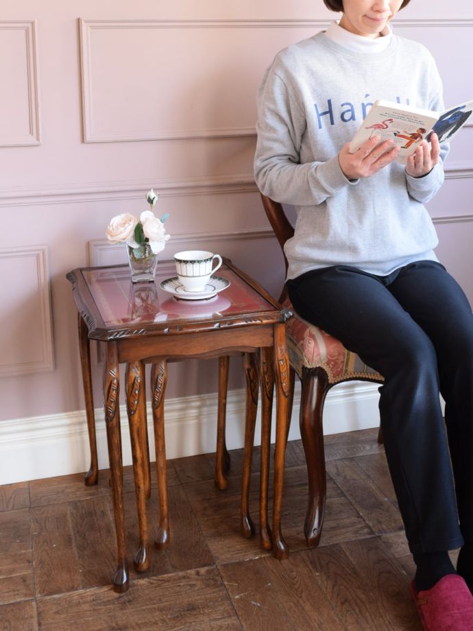 英国スタイルのアンティークテーブル