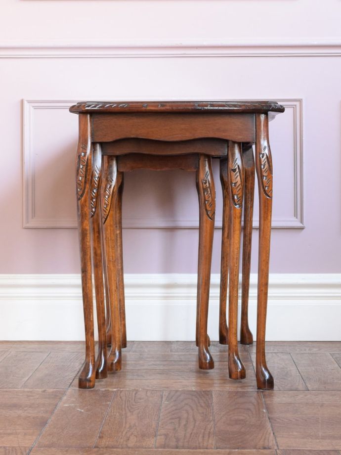 ネストテーブルの横顔