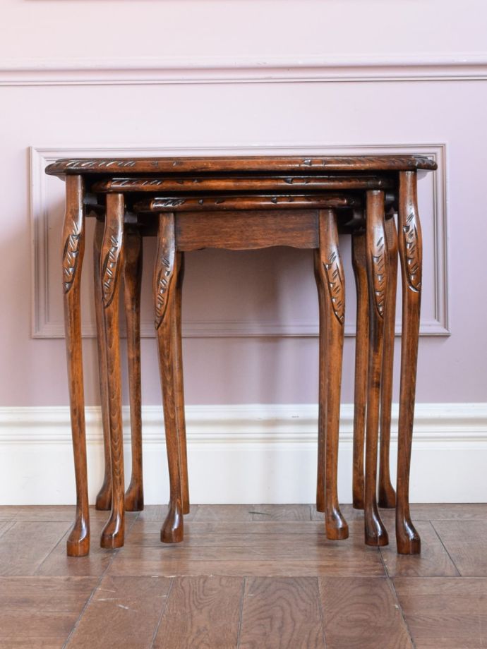 アンティークのネストテーブル