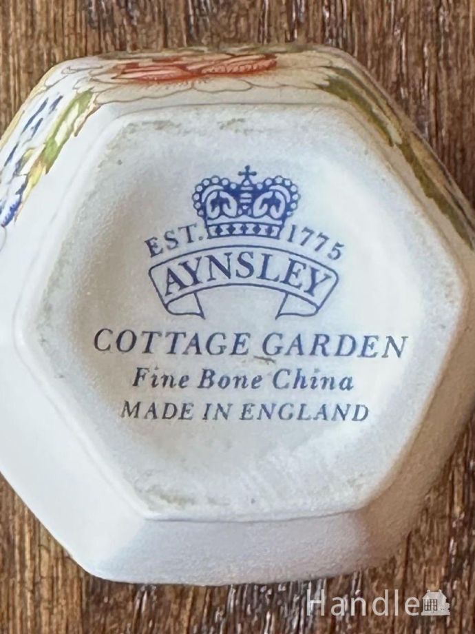 フラワーベースのバックスタンプ