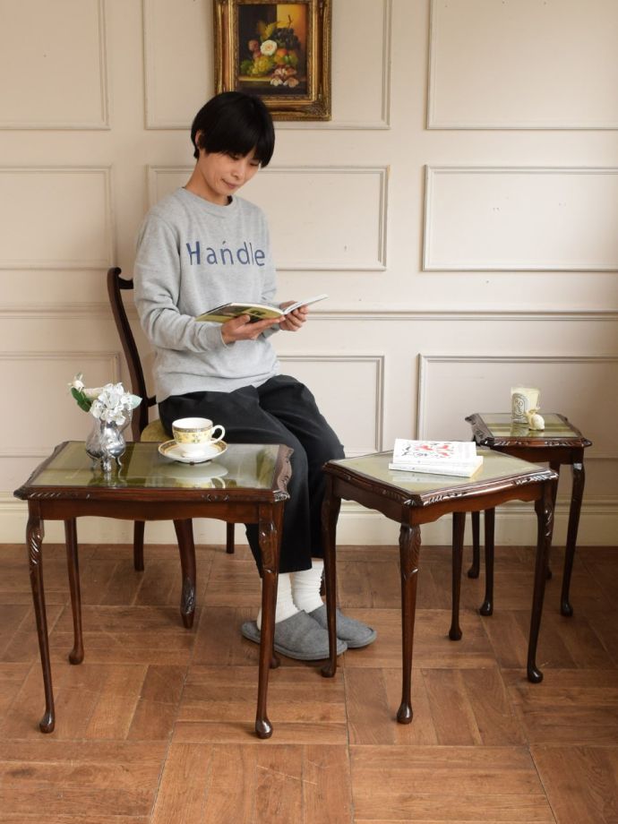 アンティークのネストテーブル