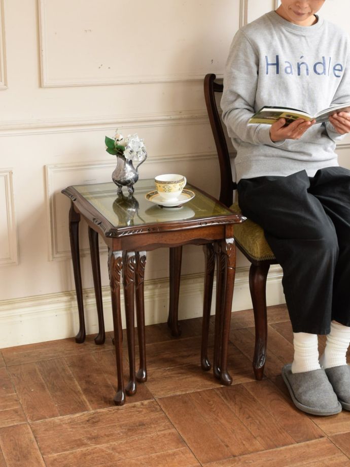 英国スタイルのアンティークテーブル