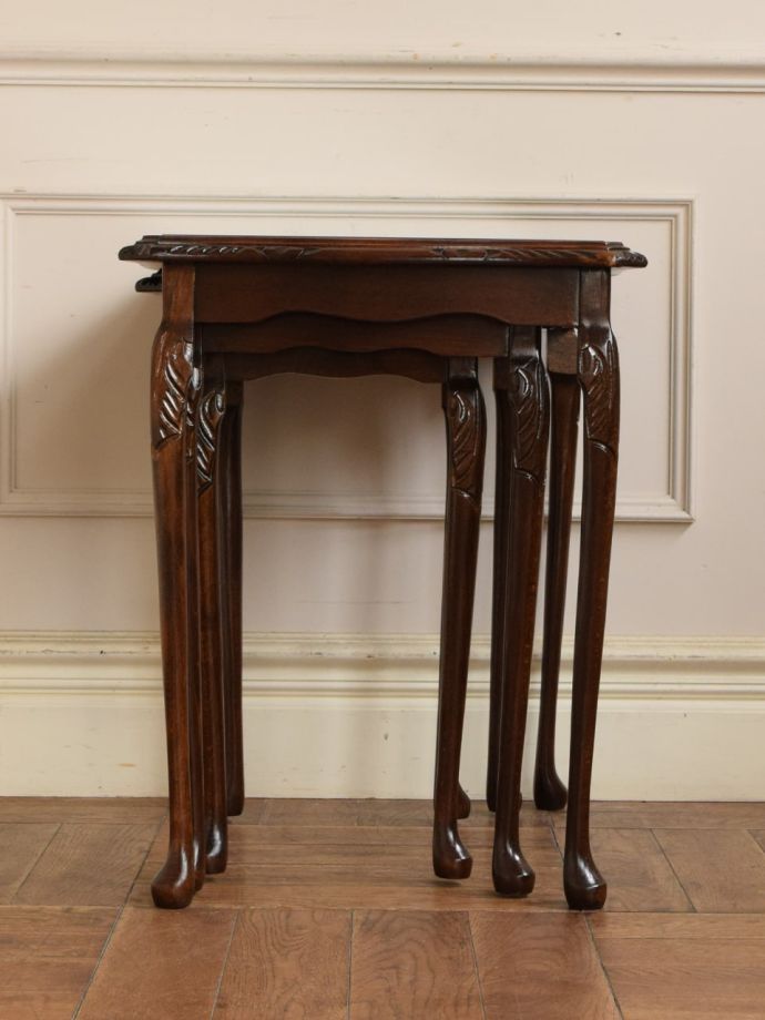 ネストテーブルの横顔