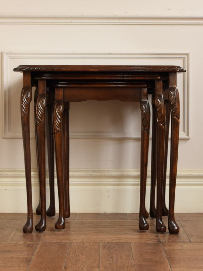 アンティークのネストテーブル