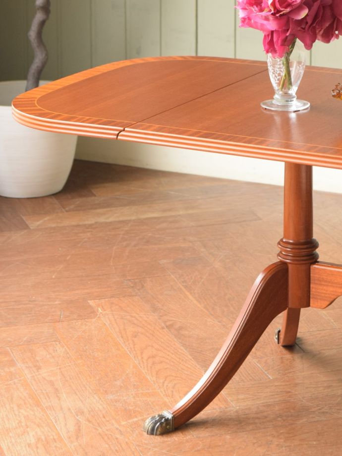 英国のアンティーク家具らしいデザイン