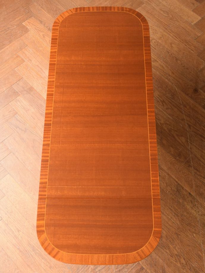 天板を広げた折り畳みテーブル