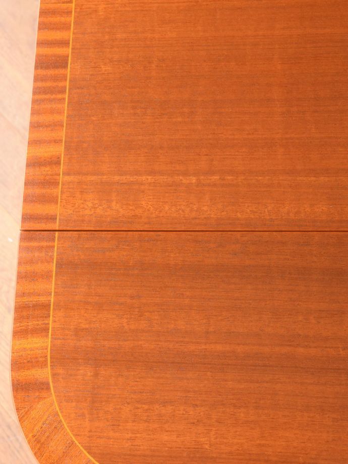 アンティークテーブルらしい木目