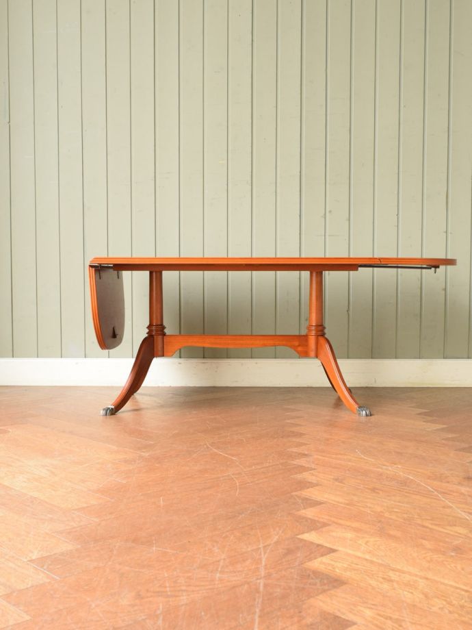 伸長式天板を片方開くと