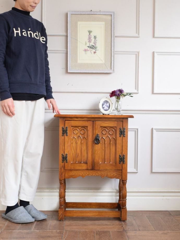 英国アンティークのサイドボード