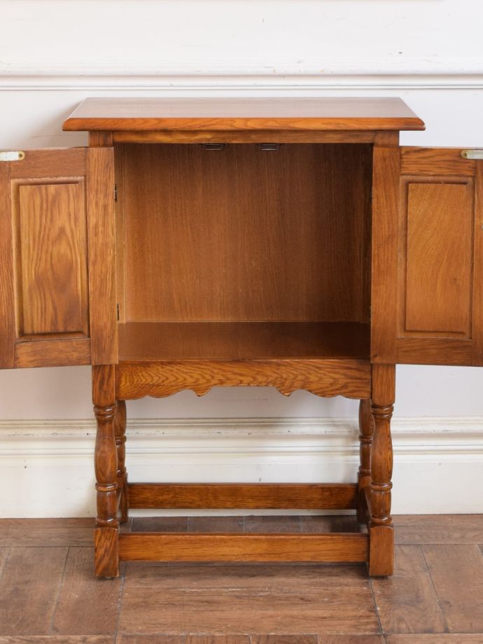 サイドボードの扉の中