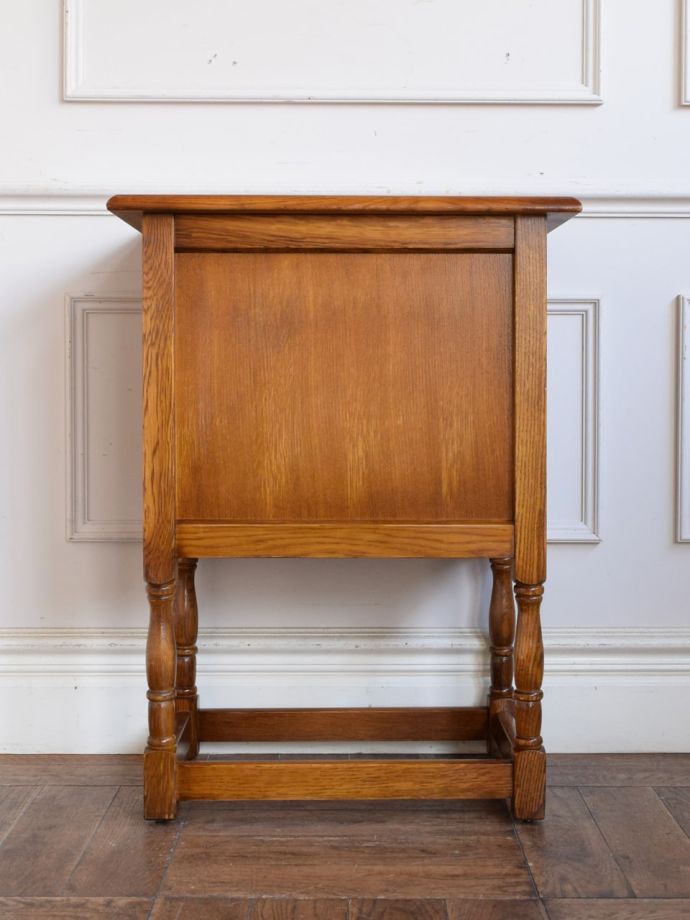 サイドボードの後ろ姿