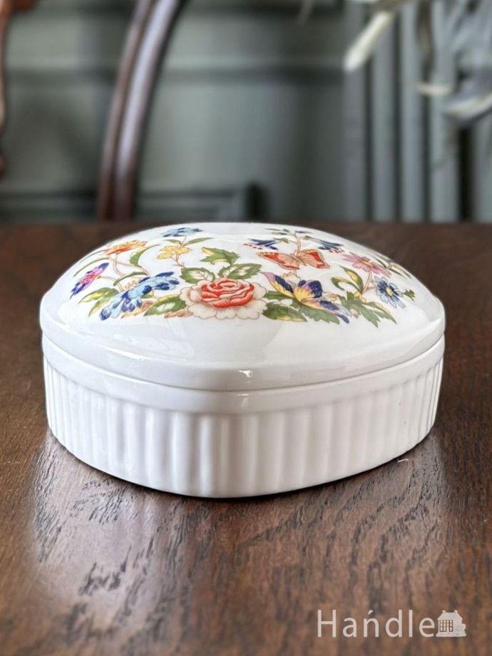 エインズレイのトリンケットボックス、コテージガーデンのハート型の