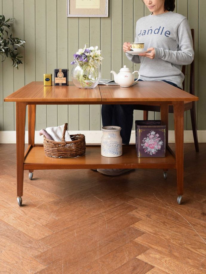 便利に使えるワゴンテーブル