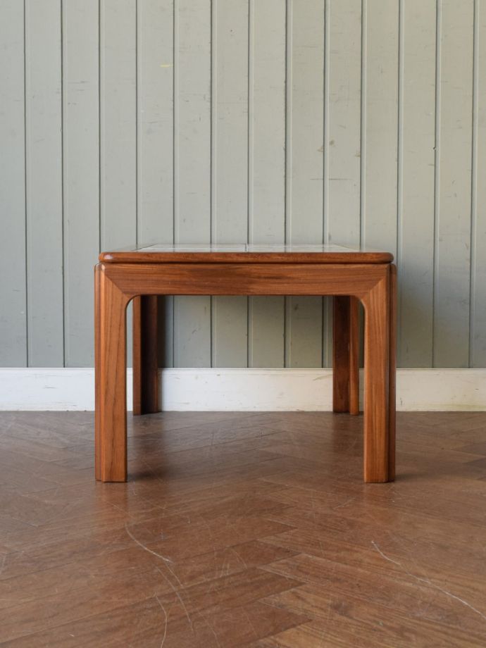 コーヒーテーブルの側面