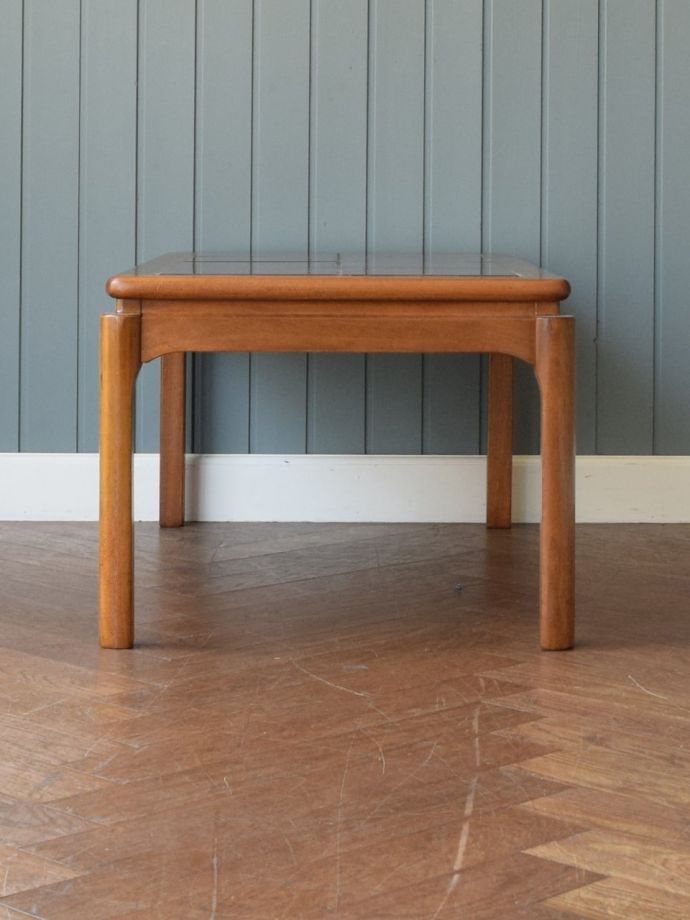 コーヒーテーブルの側面