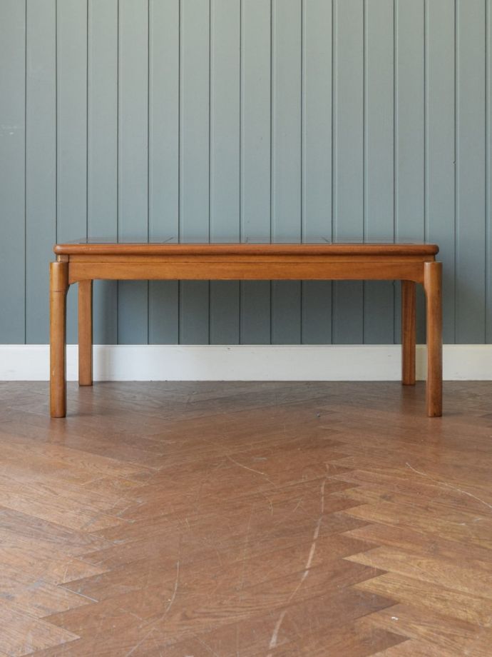 ビンテージテーブルの側面