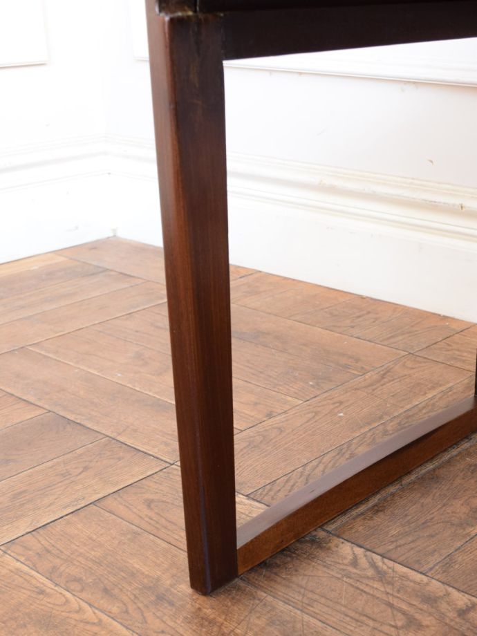 ビンテージテーブルの脚