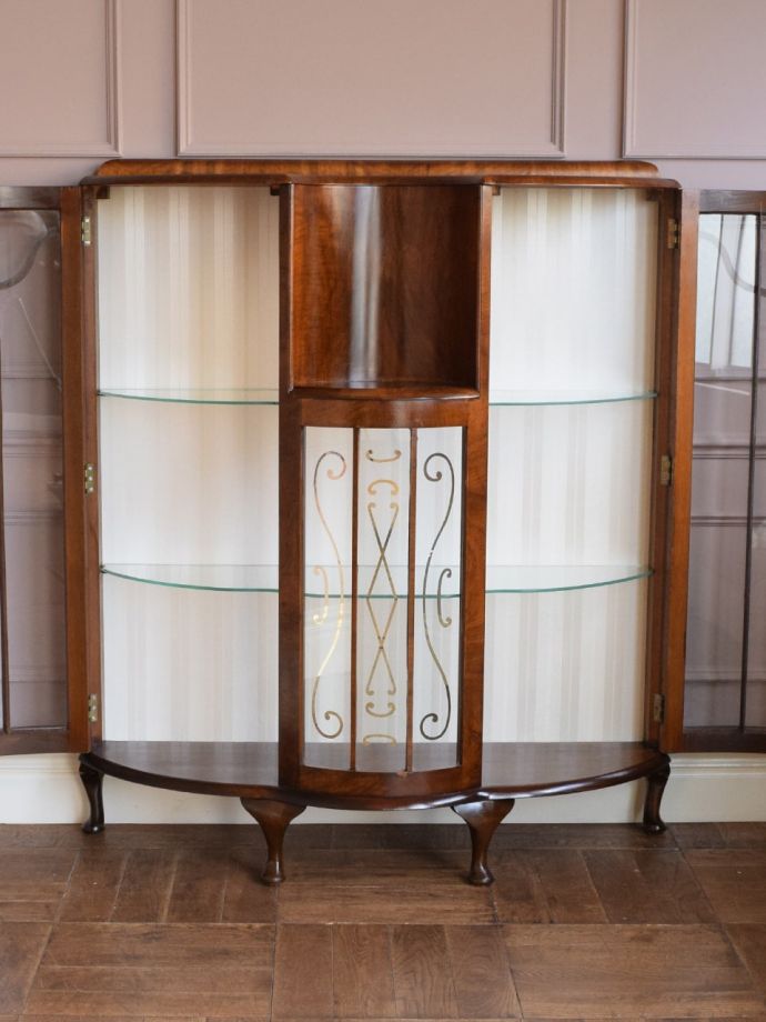 ガラスキャビネットの扉の中