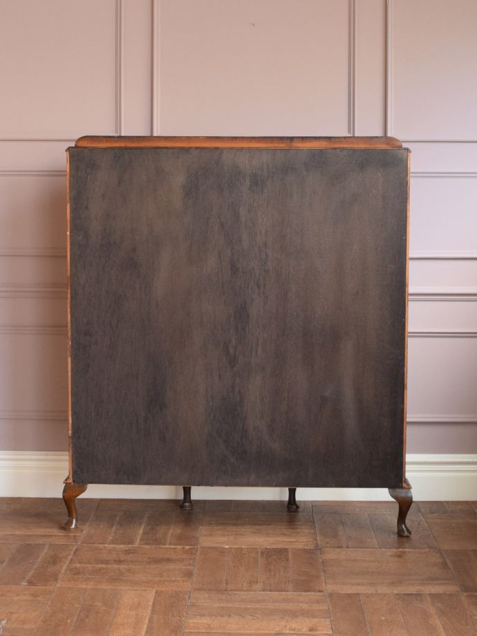 キャビネットの後ろ姿