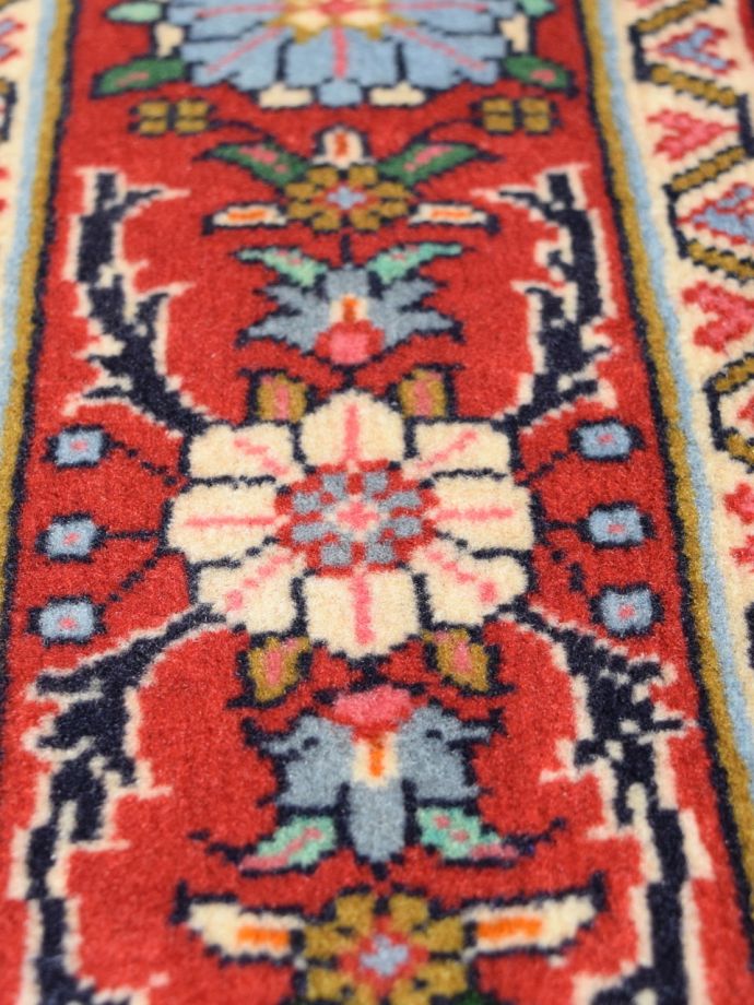 サルーク（Saroogh）のビンテージペルシャ、フェリシティ柄が美しい