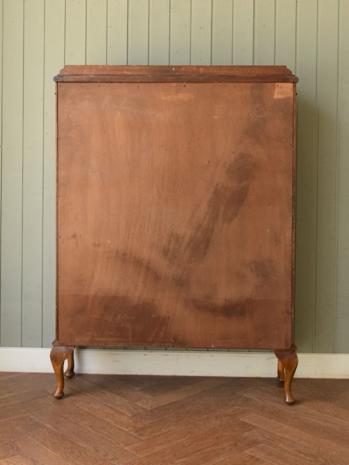 キャビネットの後ろ姿