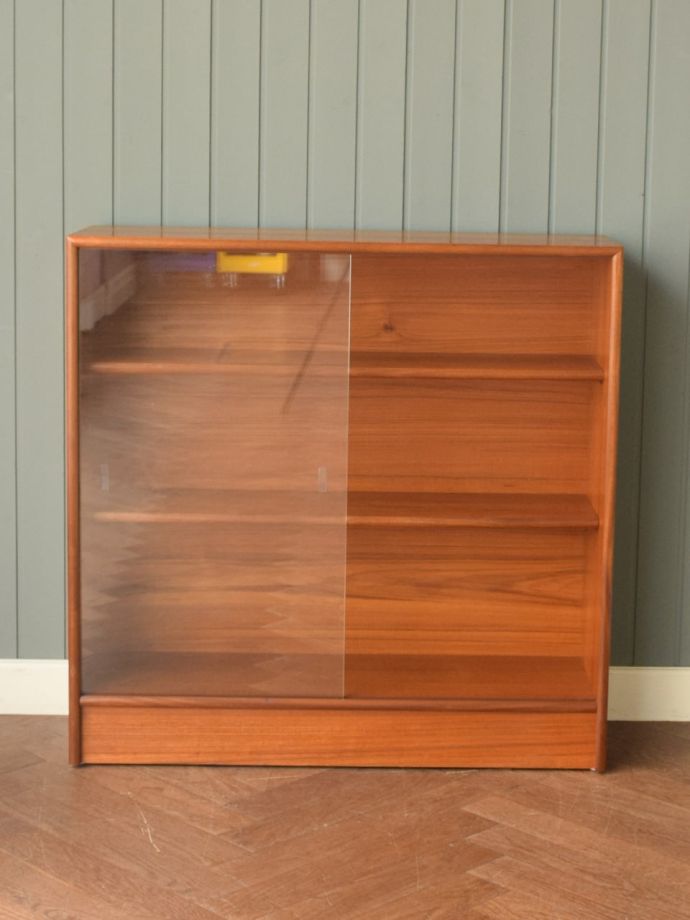 ヴィンテージキャビネットの扉の中