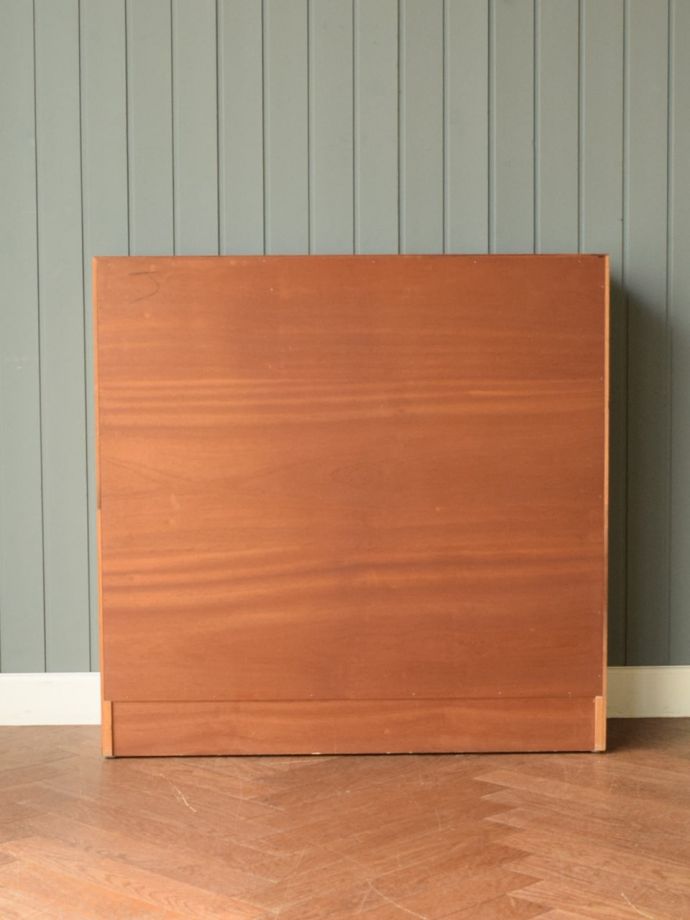 キャビネットの後ろ姿