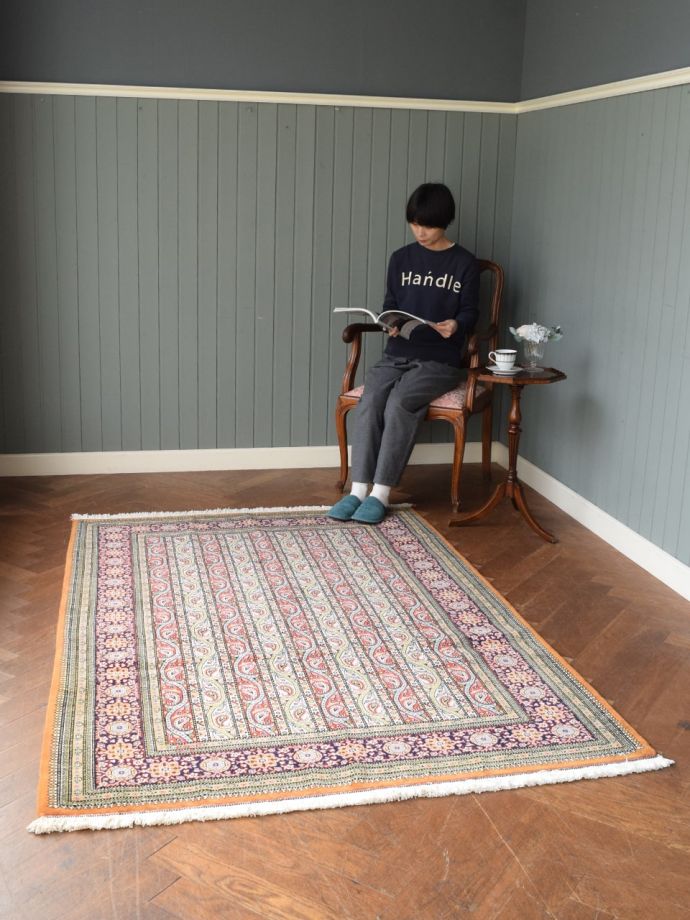 ペイズリーの模様が美しい豪華なペルシャ絨毯、クム（Qum）で織られた