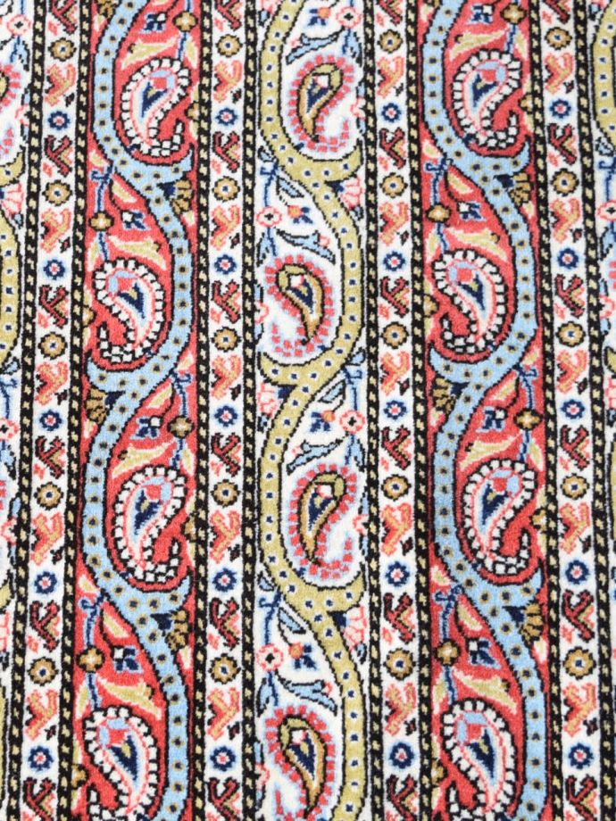 ペイズリーの模様が美しい豪華なペルシャ絨毯、クム（Qum）で織られた