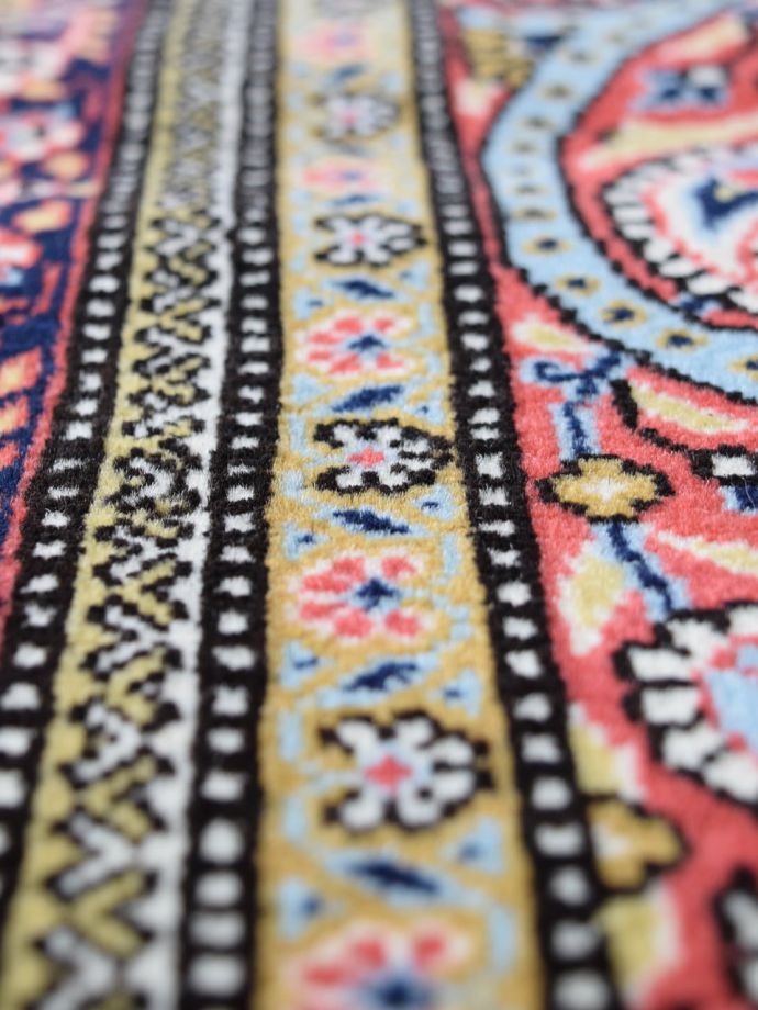 ペイズリーの模様が美しい豪華なペルシャ絨毯、クム（Qum）で織られた