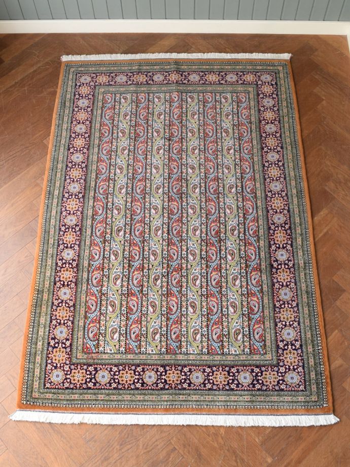 ペイズリーの模様が美しい豪華なペルシャ絨毯、クム（Qum）で織られた