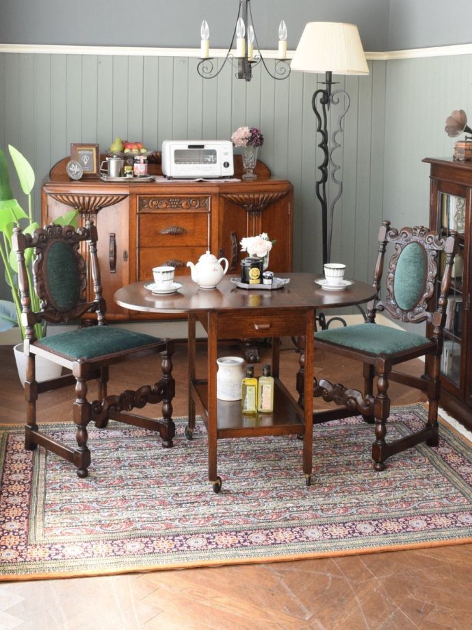 ペイズリーの模様が美しい豪華なペルシャ絨毯、クム（Qum）で織られた