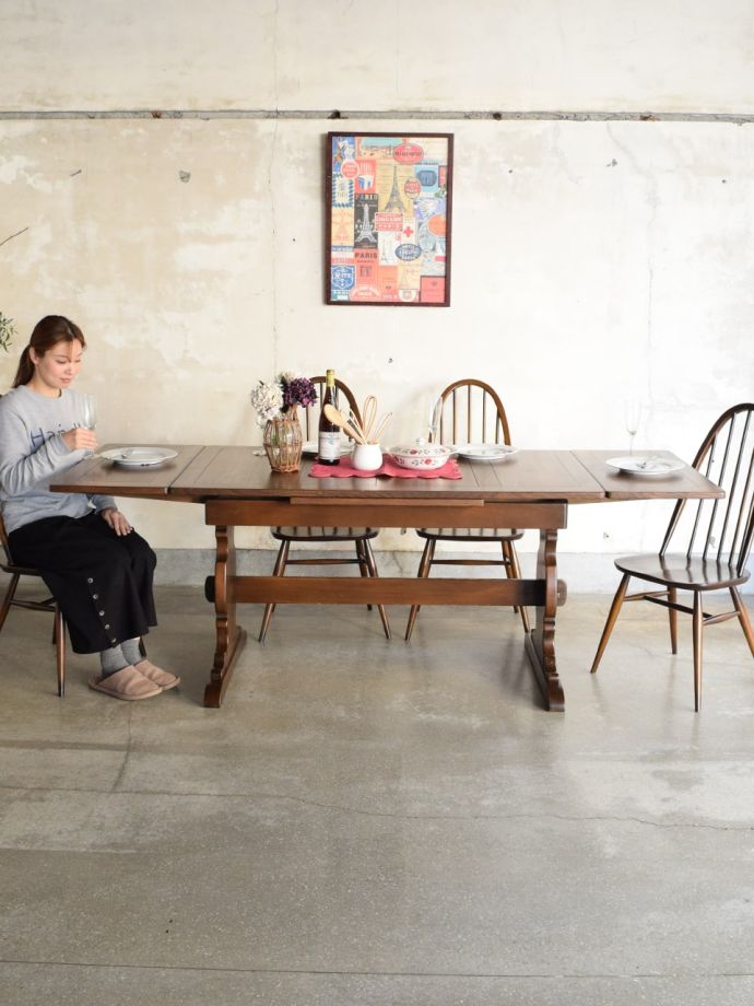 アンティークの伸長式テーブル