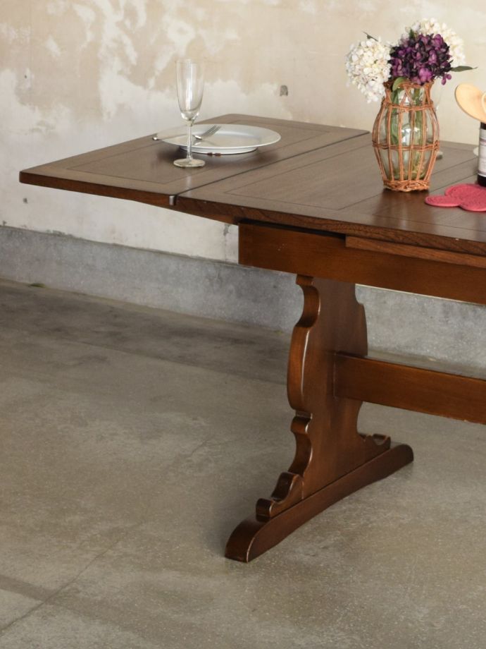 伸長式のおしゃれなアンティークテーブル