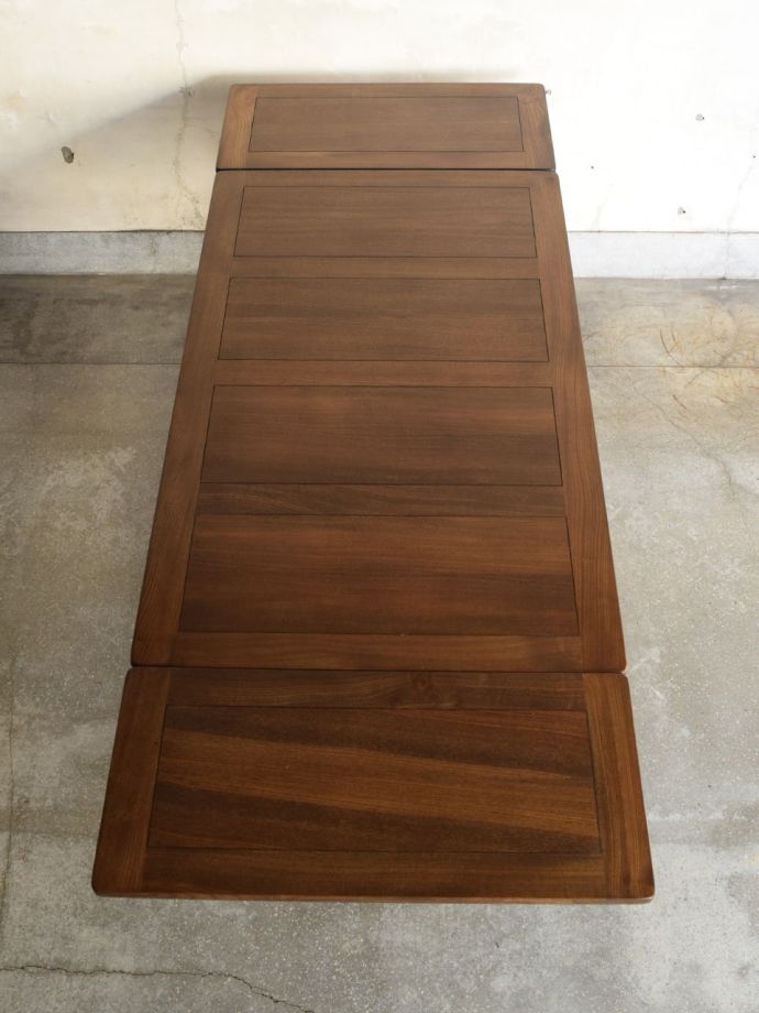 伸長式ダイニングテーブルの天板