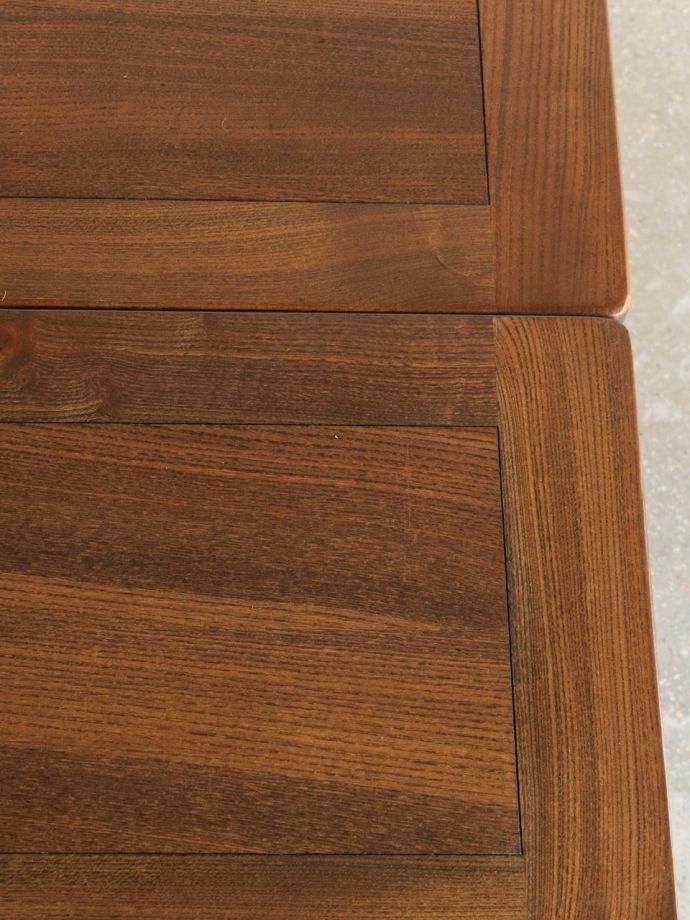 アンティークテーブルの木目