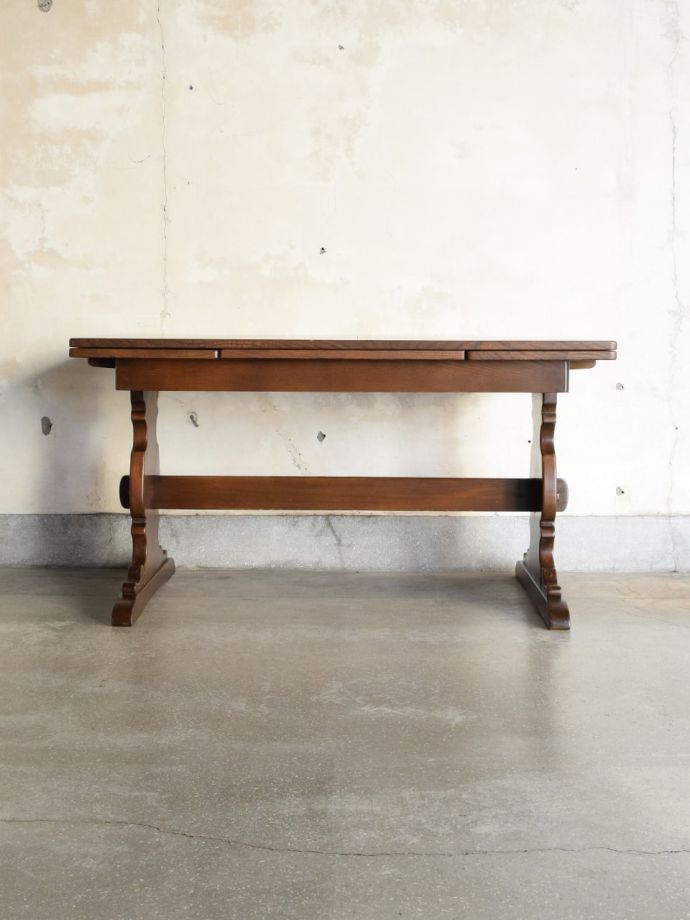 伸長式テーブルの側面