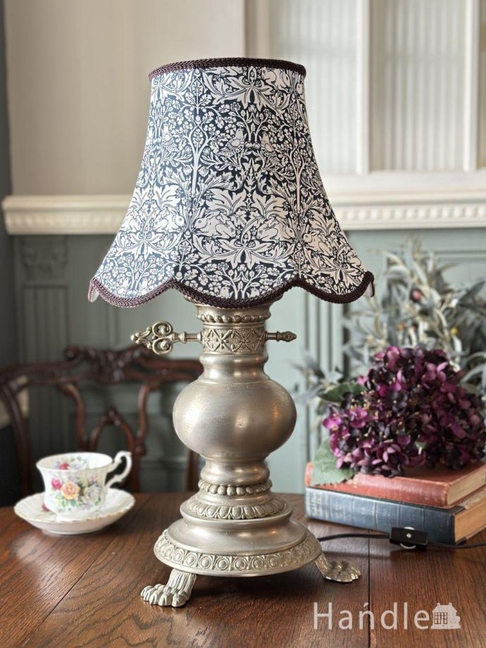 デコラティブな装飾が美しいスタンドライト、アンティークのシノワズリ