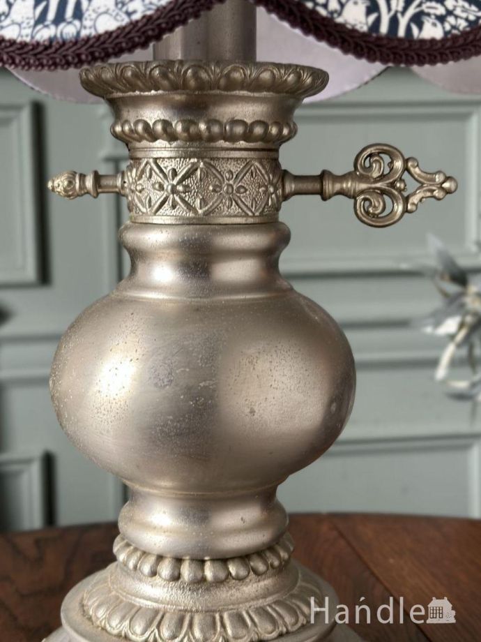 デコラティブな装飾が美しいスタンドライト、アンティークのシノワズリ