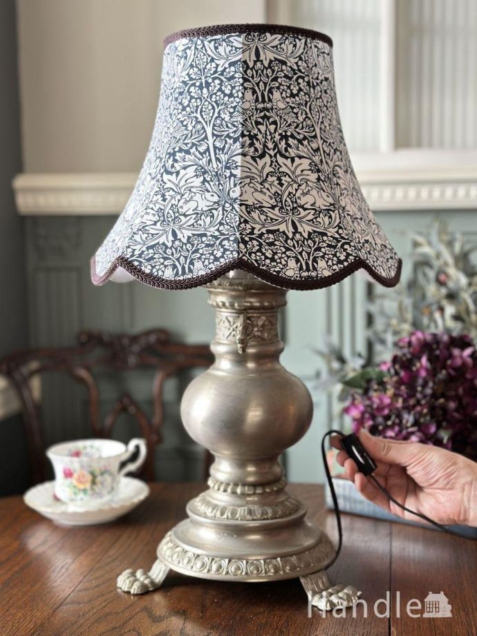 デコラティブな装飾が美しいスタンドライト、アンティークのシノワズリ