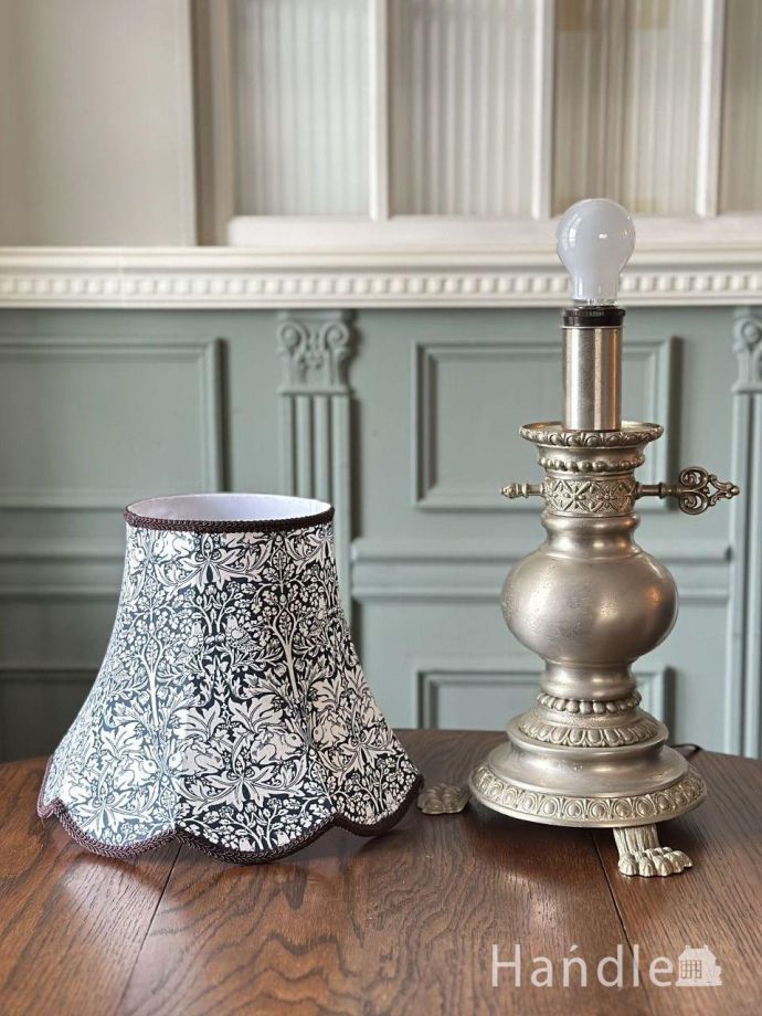 デコラティブな装飾が美しいスタンドライト、アンティークのシノワズリ