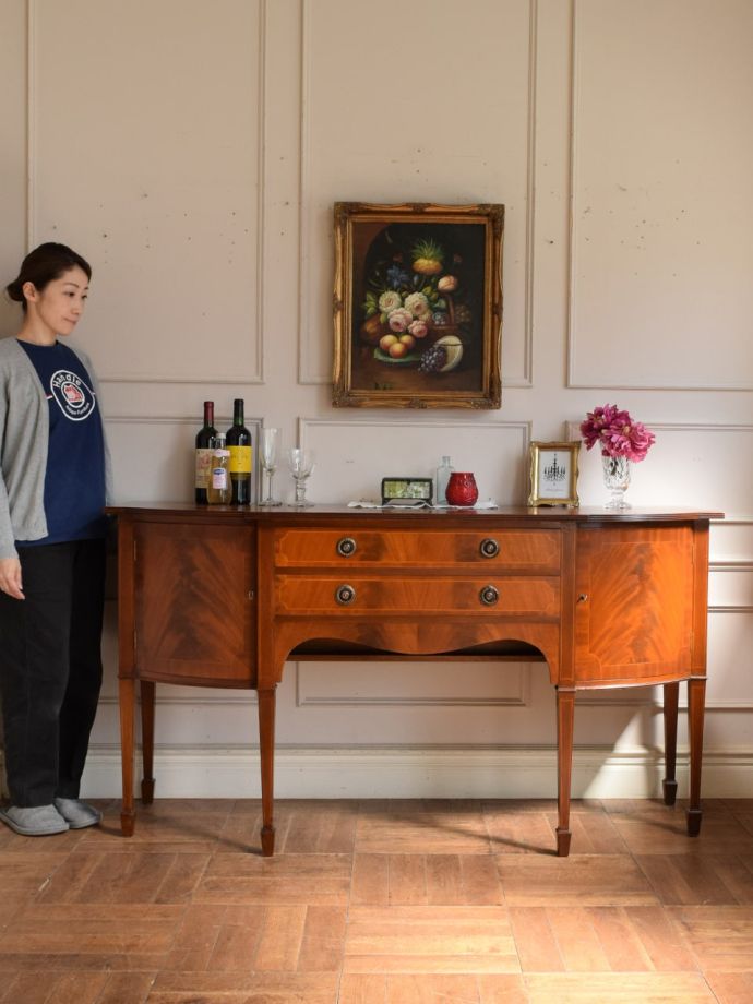 英国アンティークのサイドボード