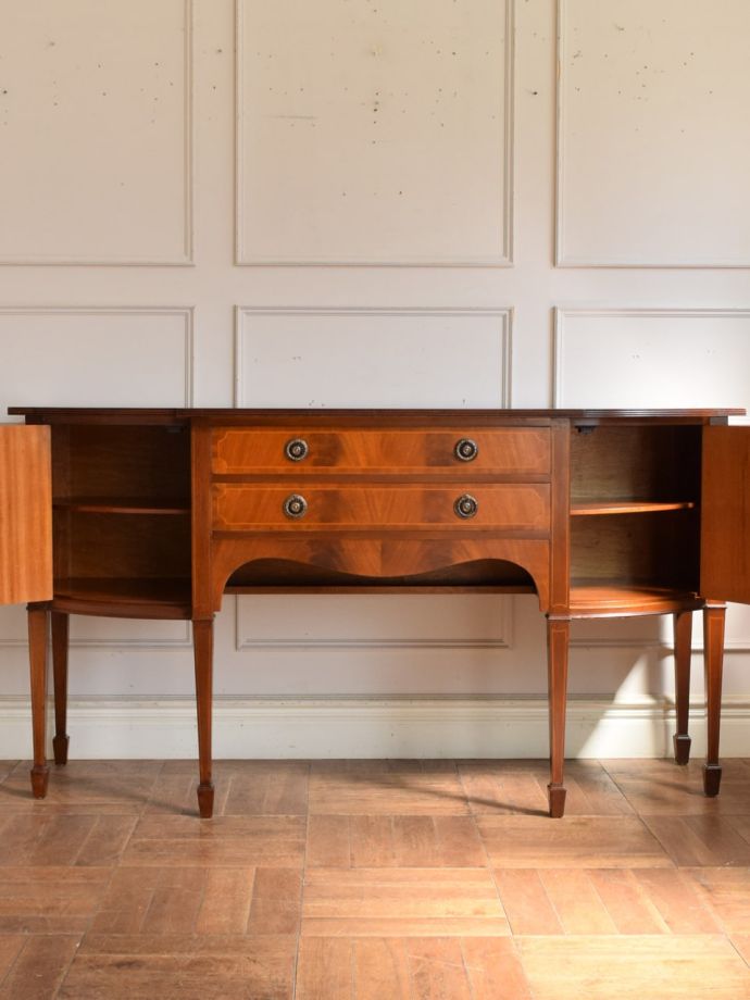 サイドボードの扉の中