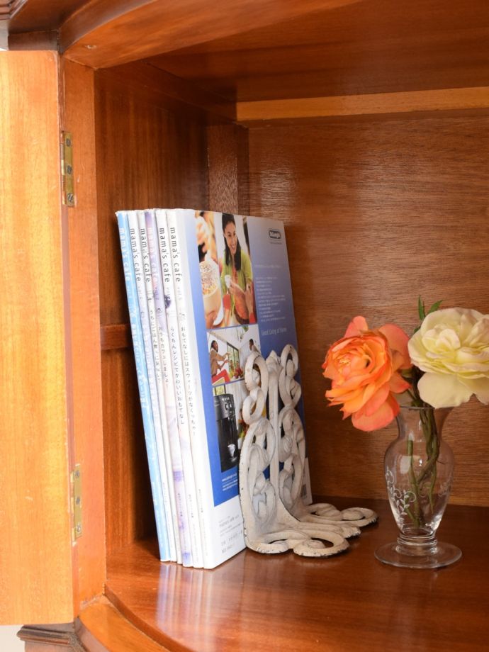 サイドボードの扉を開けると