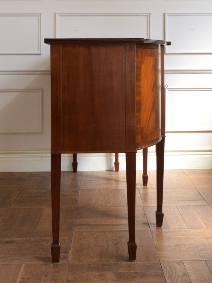 サイドボードの側面