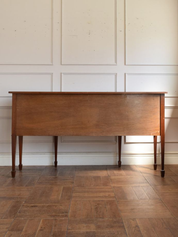 サイドボードの後ろ姿