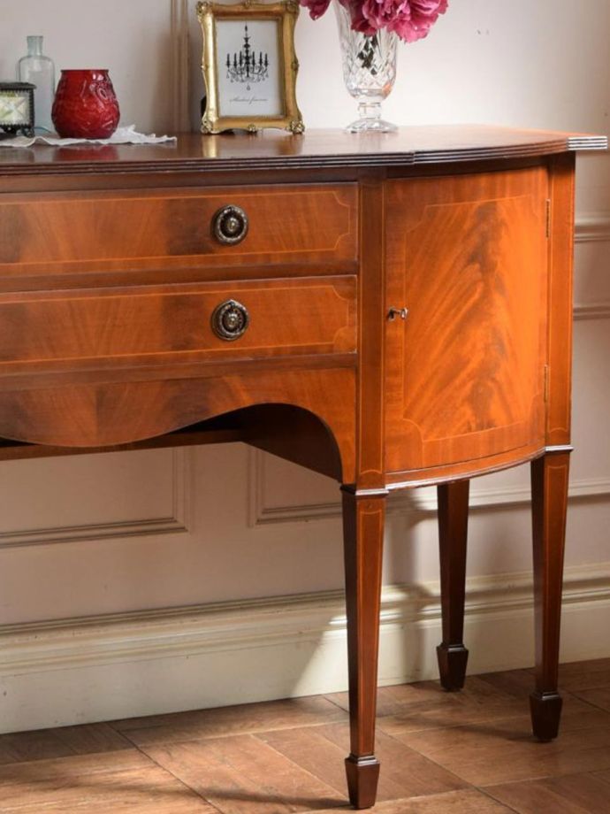 アンティーク家具らしい美しい杢目