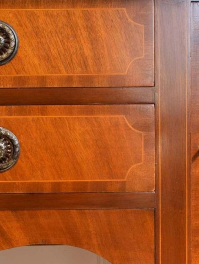 英国アンティーク家具らしい装飾